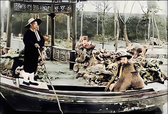 1909年,站在渔船上的袁世凯