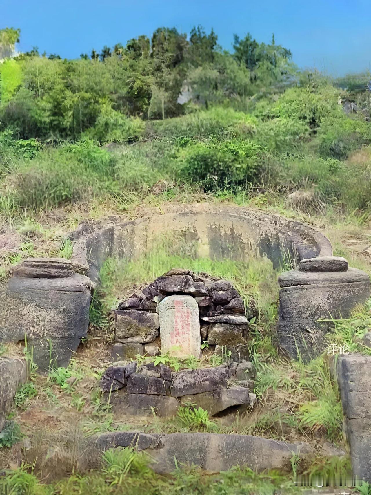 山顶上发现一座古墓，年代久远，此墓建筑材料都是花岗岩石建造而成的，十分壮观，传说