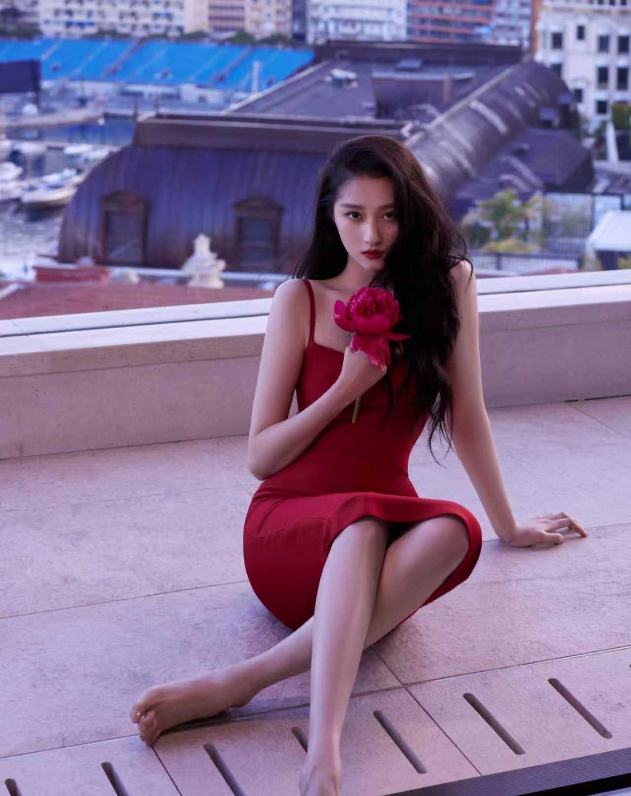 关晓彤纯色系美图欣赏纯红纯黑纯白请焊身上私以为红裙关晓彤最好看。[无奈吐舌][尬