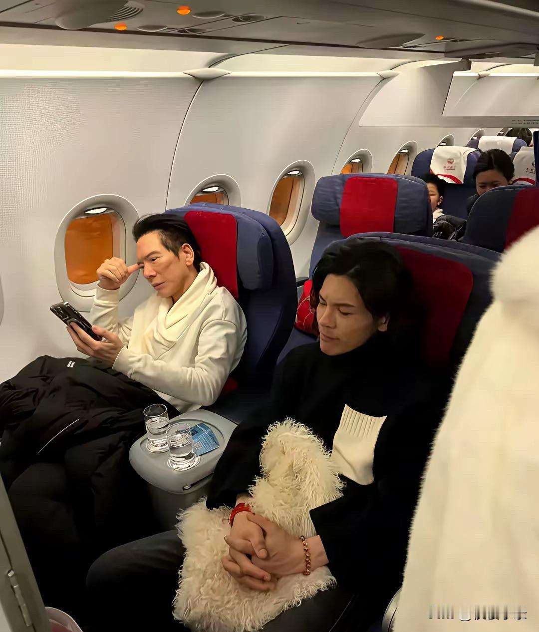 看到向佐坐经济舱真意外，明星也这么接地气！[吐舌头眯眼睛笑][墨镜]