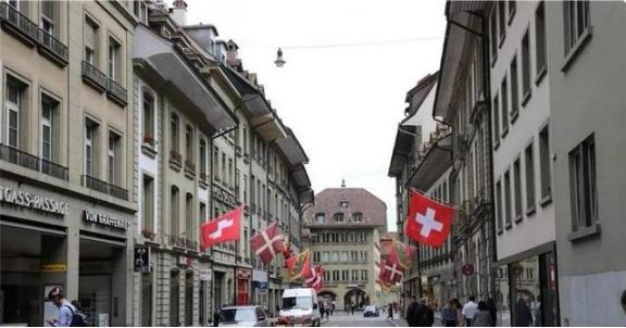 本以为今年第一个倒下的是乌克兰，没想到是瑞士，经此一役，瑞士金融业已经完蛋了。瑞