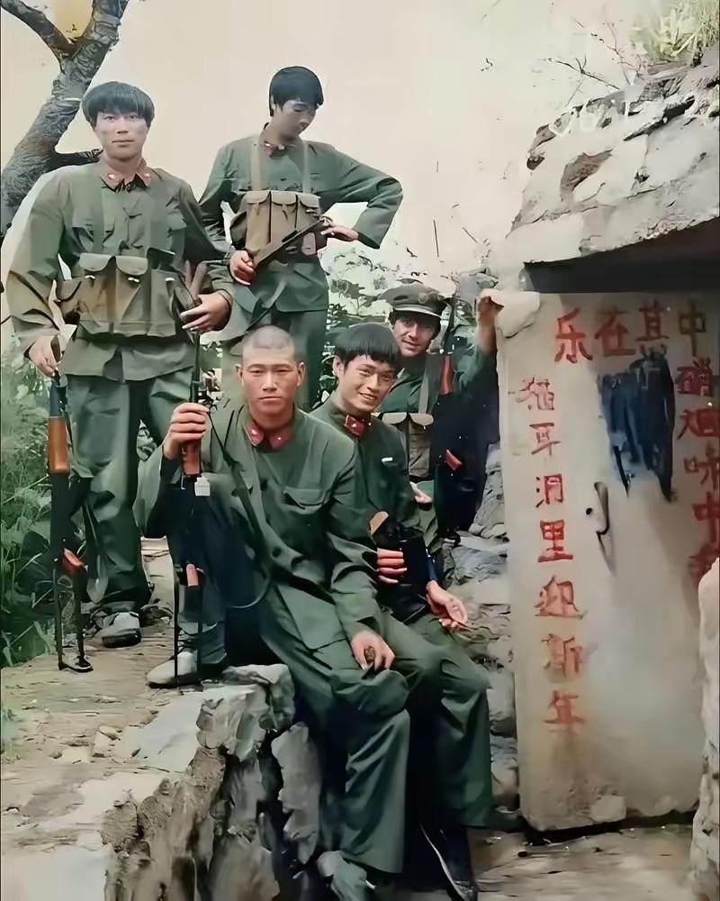 1985年12月底，甘肃陇西火车站，寒风凛冽。28名年轻战士即将登上闷罐列车，奔