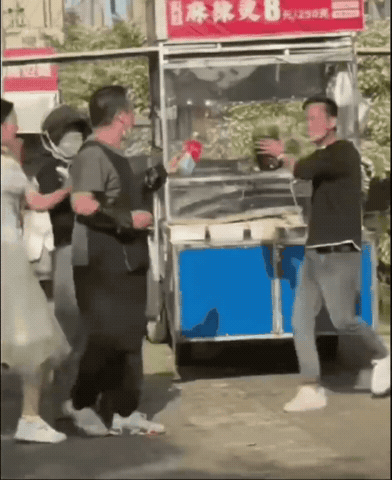 辣眼全网！淮南夜市摊位之争，泼热油+内裤套头，没有赢家只有代价真不是段子，看