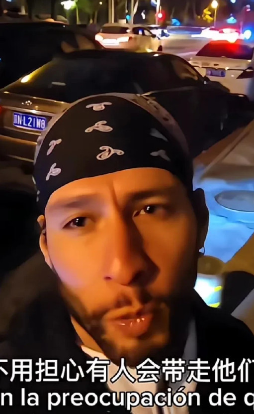 一名来自墨西哥的男子来中国旅游，他说他不理解中国式的松弛感。他看到停在楼下的