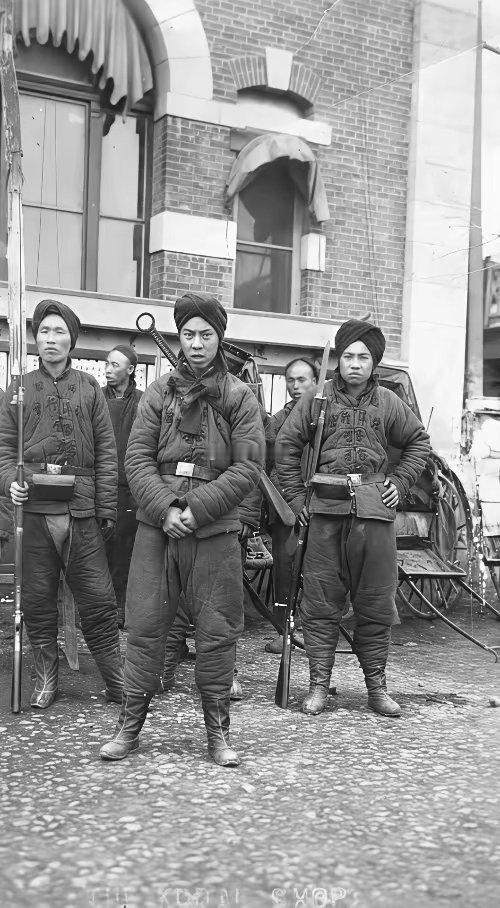 照片是清末时期，义和团运动时期的团民两人以黑布缠头拍摄于1900年前后的天津城区