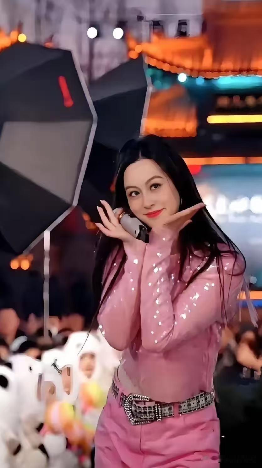 太可怕了，4000万粉丝的大网红，说凉就凉了。4000万粉丝的大网红唐艺，人