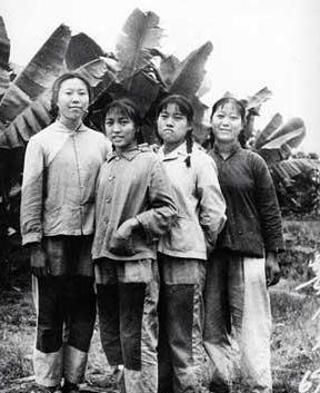 1969年，21岁的女知青廖晓东，嫁给了一贫如洗的老光棍。新婚夜，廖晓东一脸娇羞