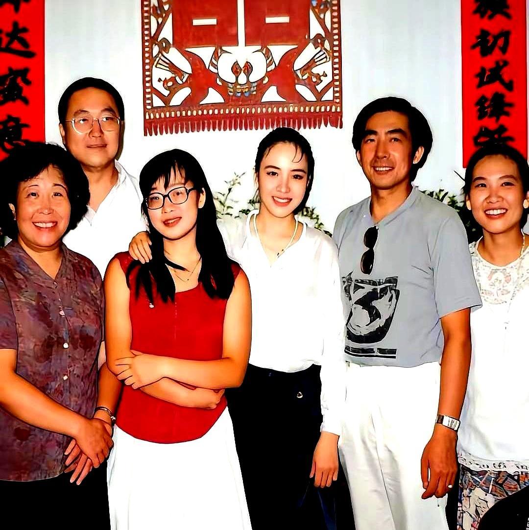 她坦白出轨求离婚那天，在丈夫呼机上看到另一个女人的留言。指尖发凉，她盯着屏