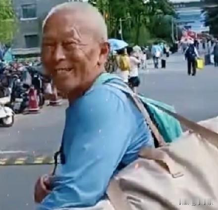 近日，北京，外孙考上北大，77岁的外公背着个大包，亲自护送外孙来大学里开学报到，