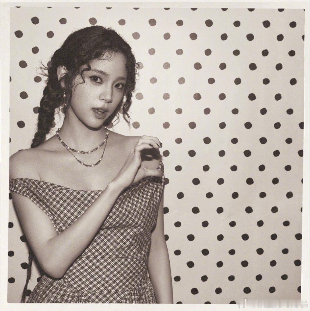 欧阳娜娜妆造夯爆了欧阳娜娜妆造从未让人失望！复古黑白风搭配羊毛卷，露肩设计点缀