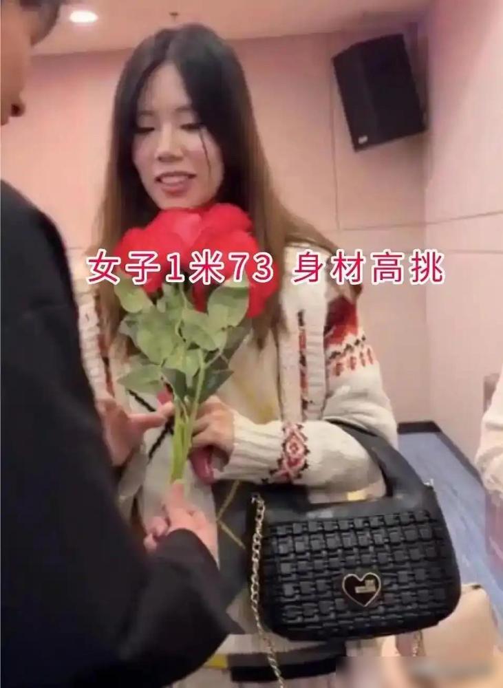 某地一场相亲会上，一位长相青春靓丽的女生被多个男生轮番表白，而另一位观众认为最有