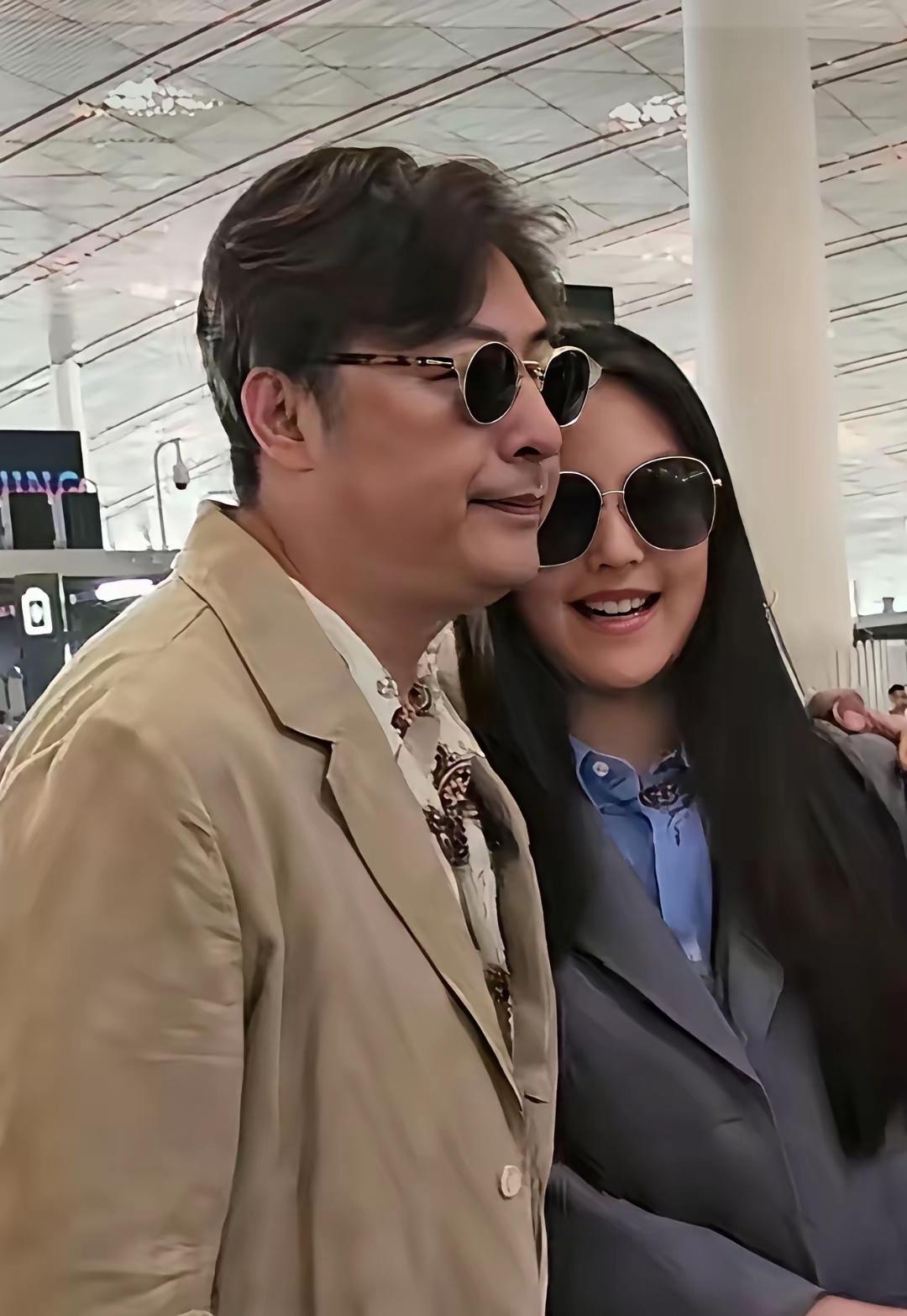王诗龄：爸爸，我又要去英国了，这次要半年呢。王岳伦：（揉揉女儿头发）爸爸送你