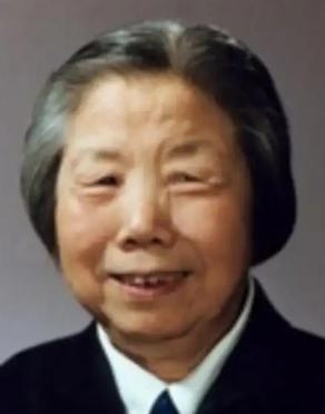 1976年，四届全国人大常委会第三次会议上，华国锋郑重宣布：根据伟大领袖毛主席的