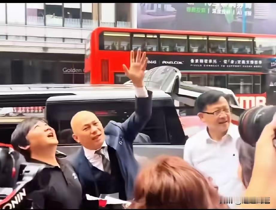 张雪这面子也太大了吧！本来空降香港开展车主交车活动，香港议员作为购车车主出席仪式