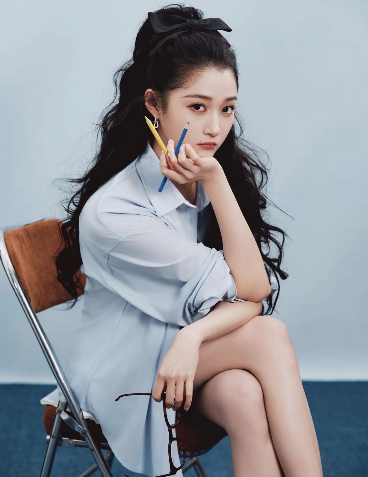 关晓彤的少女感，是永远不会过期的清爽配方 她的存在，就是自带柔光的风景[