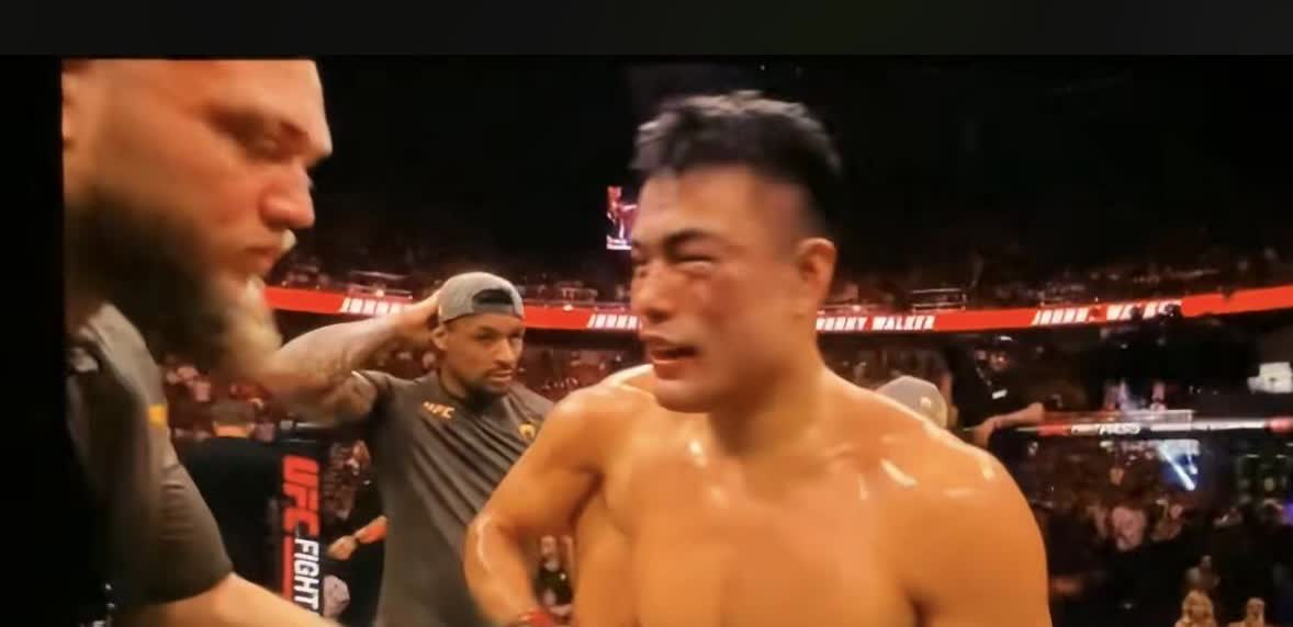 UFC张明扬第二回合战败！被下扫踢腿，站不起来了