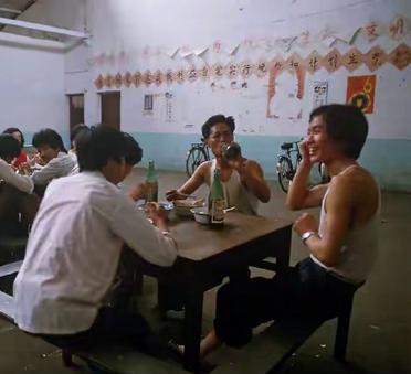 1985年，杭州丝绸厂的工人在食堂吃饭。杭州丝绸厂是国营工厂。这也是国营工厂食堂