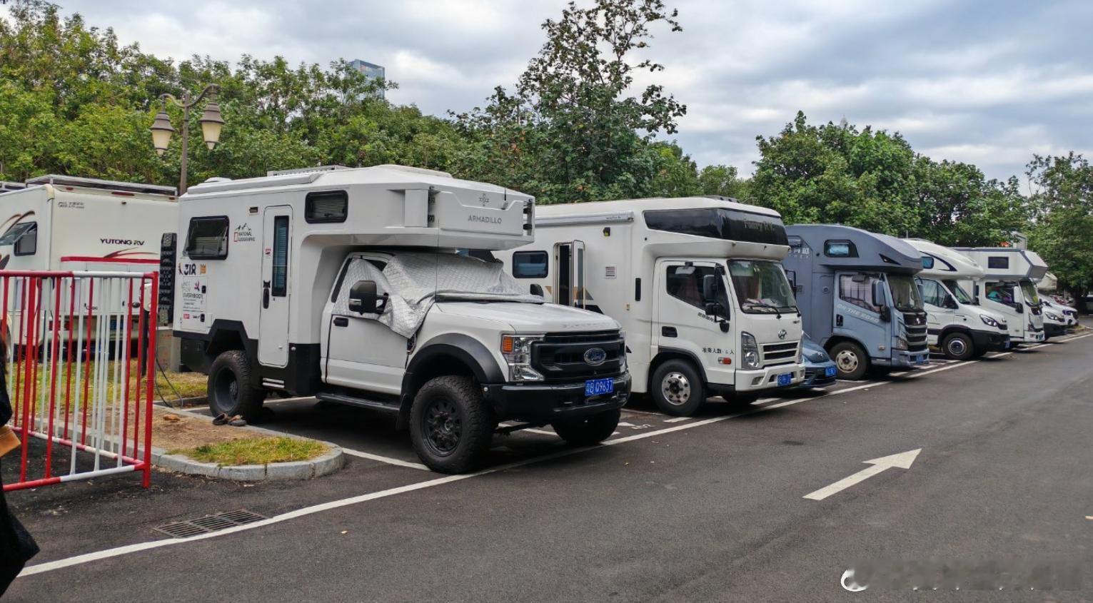 【投诉举报过多，深圳湾公园全面清退房车】深圳全市公园禁止房车停放近日，“i深圳