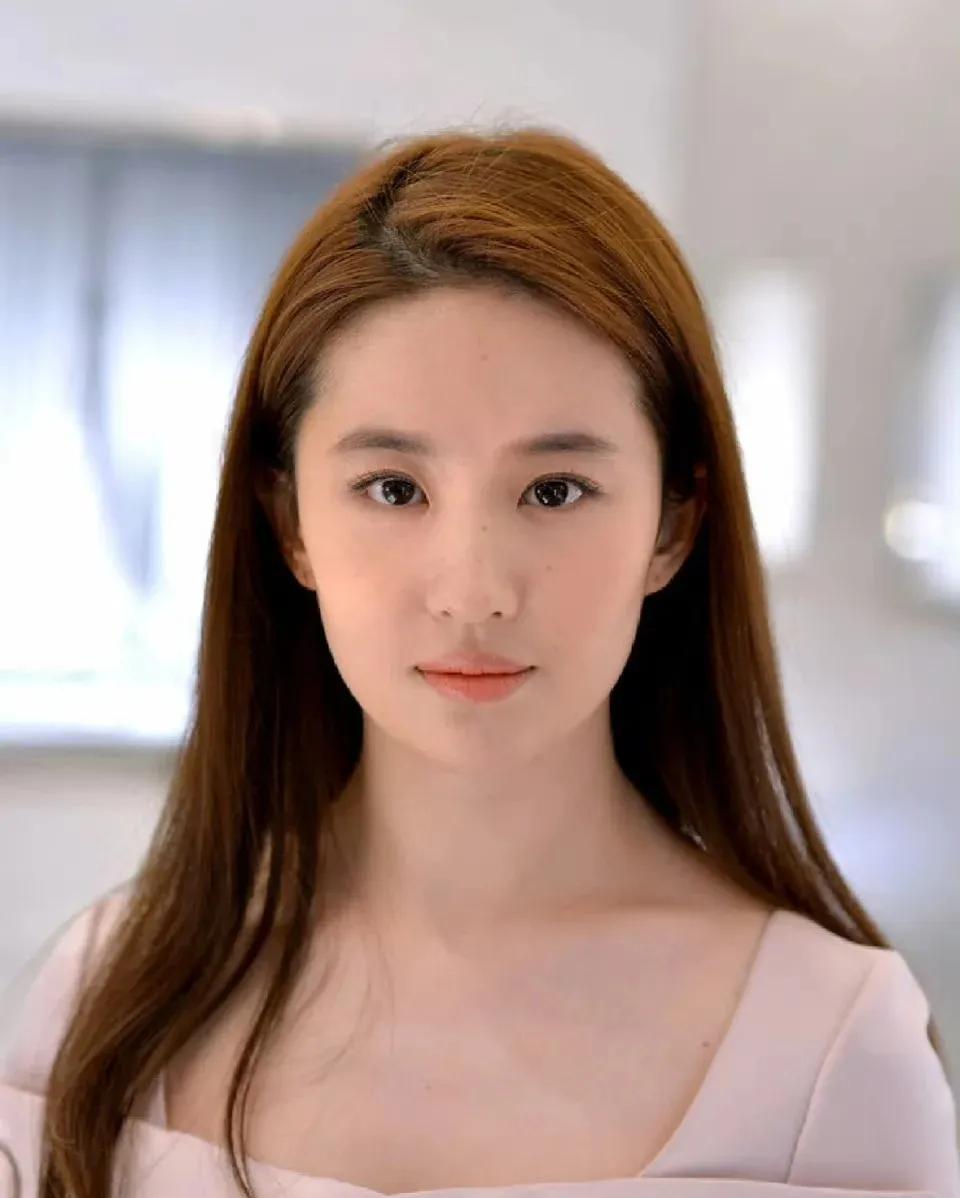刘亦菲是真白嫩啊，这发色都能驾驭，不得不佩服。#明星刘亦菲#