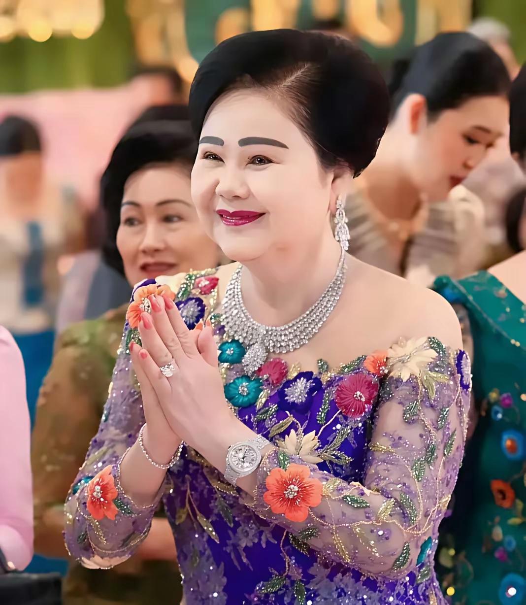 洪森太太文拉妮女亲王戴的这条项钻石项链仅比英国的卡米拉王后差一些。但是英国有几