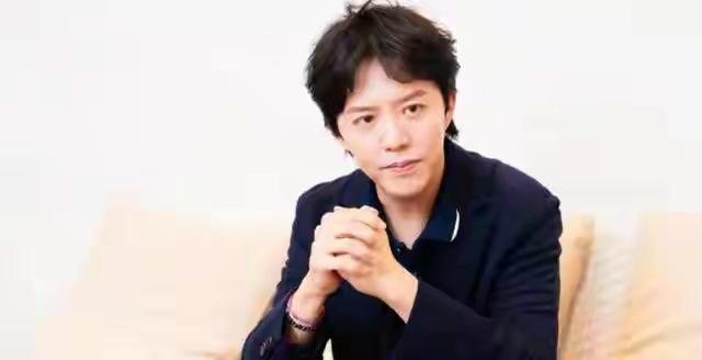 一个外围女真的是有市场。能和秦霄贤，李云迪都挂上勾。而且套挺深，男星们都不承认也