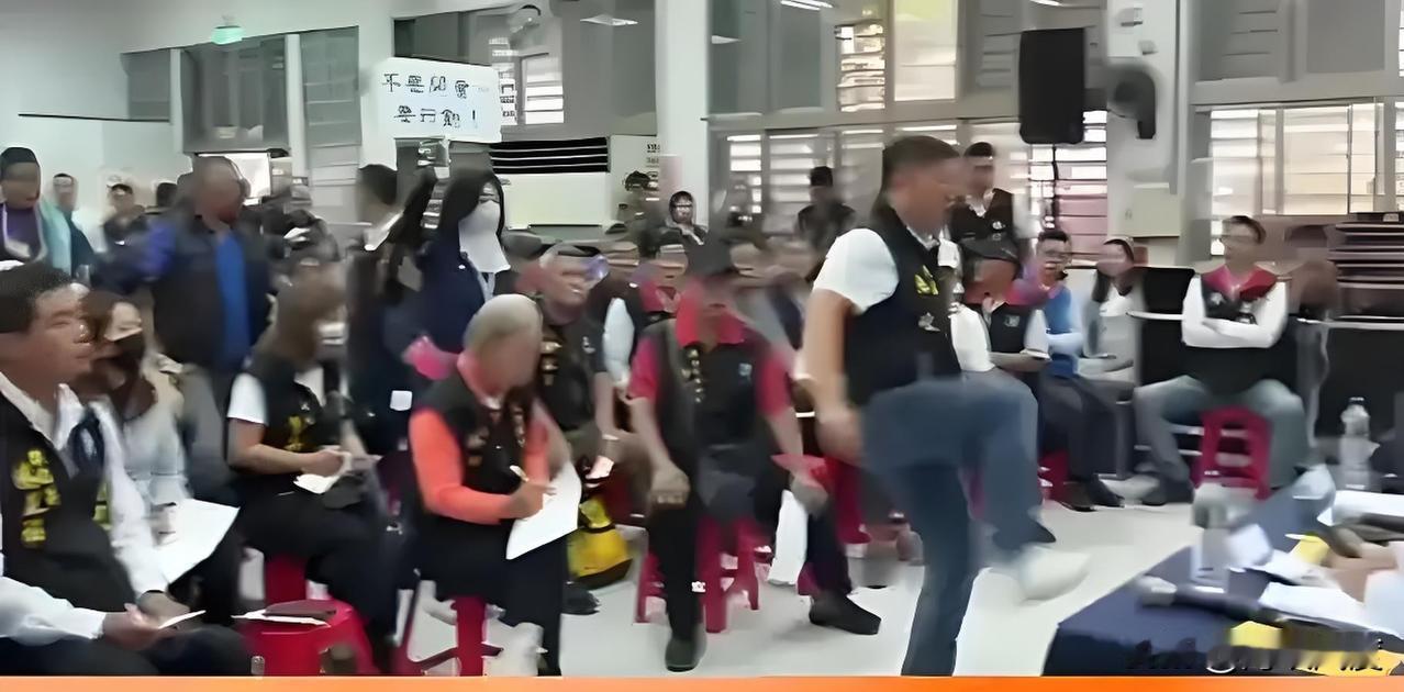 傅昆萁举办座谈会讨论灾区重建条例，背骨仔议长张峻邀社会人士砸场，并冲上去欲殴打傅