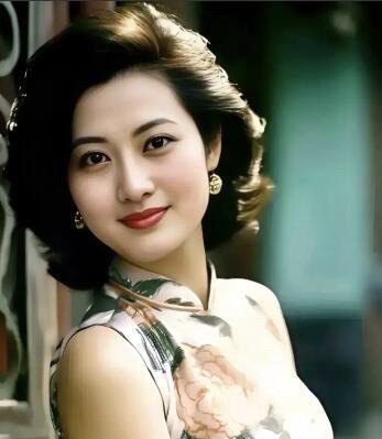 她年轻的时候长得多美啊，完美地诠释了什么是东方的美女，即使不露肉也一样的吸引人，