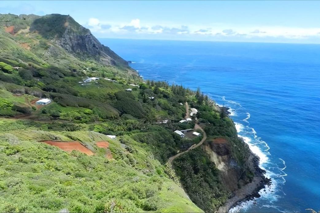 1789年，9个英国叛兵逃上太平洋孤岛，杀光土著男人、霸占所有女人，两百年后，这