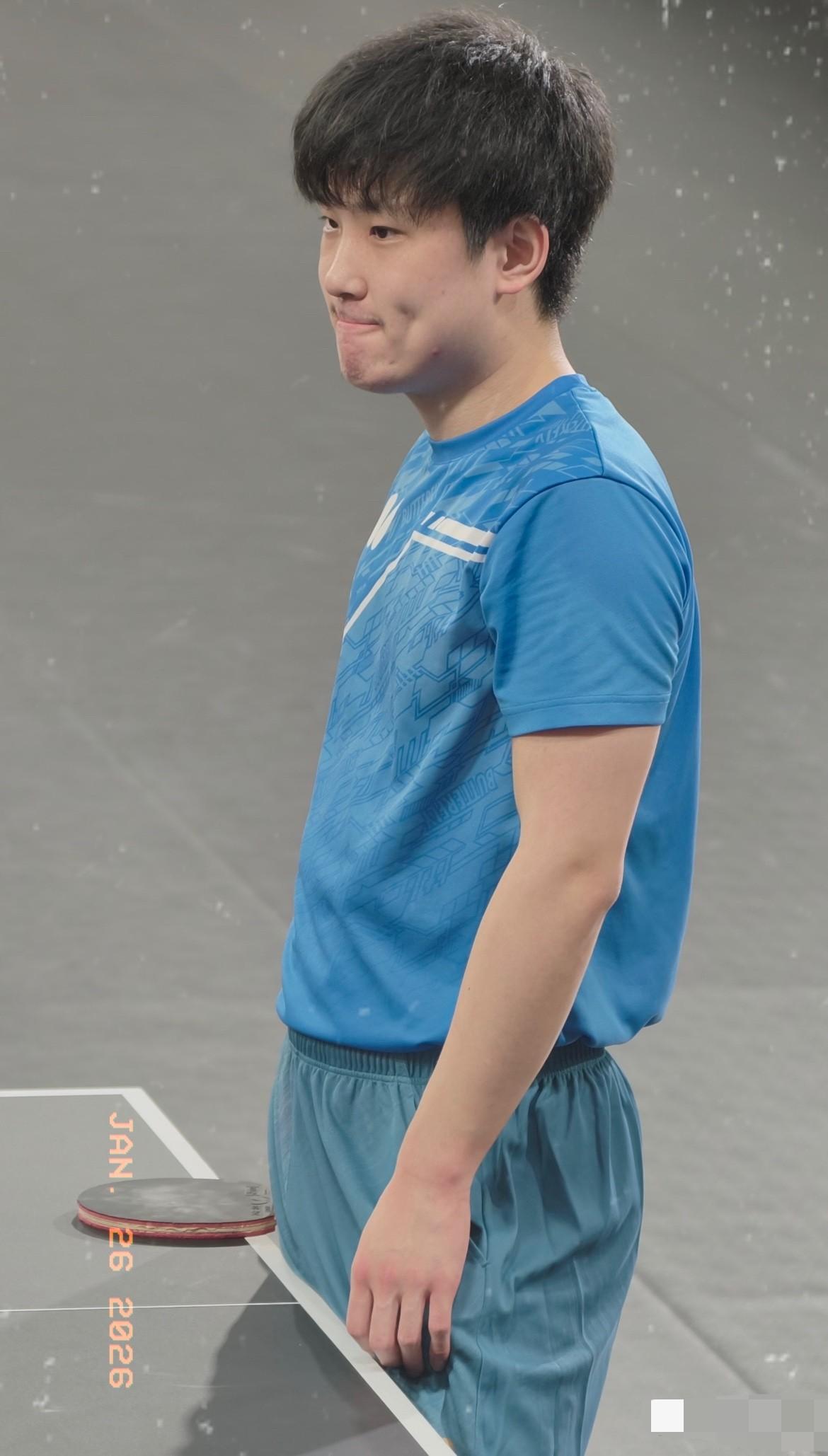 张本一家凌晨四点就动身，两大集装箱行李直接运往杜塞尔多夫，选择和德国乒乓球队签三