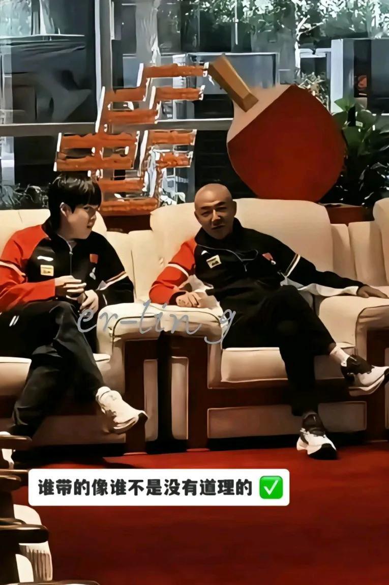 王副局长在和肖局长会报工作，俩人的坐姿象不象官员？谁带的像谁，这话一点不假！