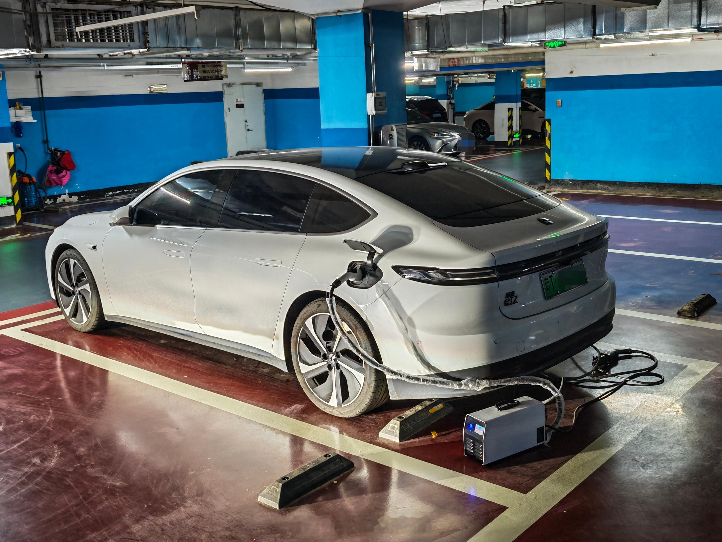 看起来这位邻居是把蔚来一代车换成了二代ET7。因为车位上早就装好了蔚来交流桩，