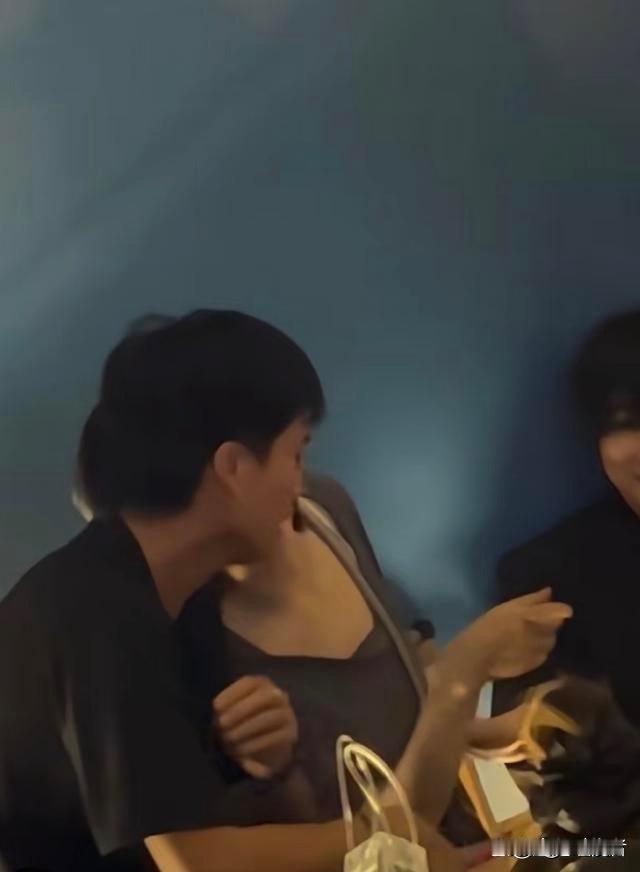 王菲大概从一开始就不想卷进这件事。阿那亚音乐节当晚，Ryan对宋妍霏搂肩靠近，王