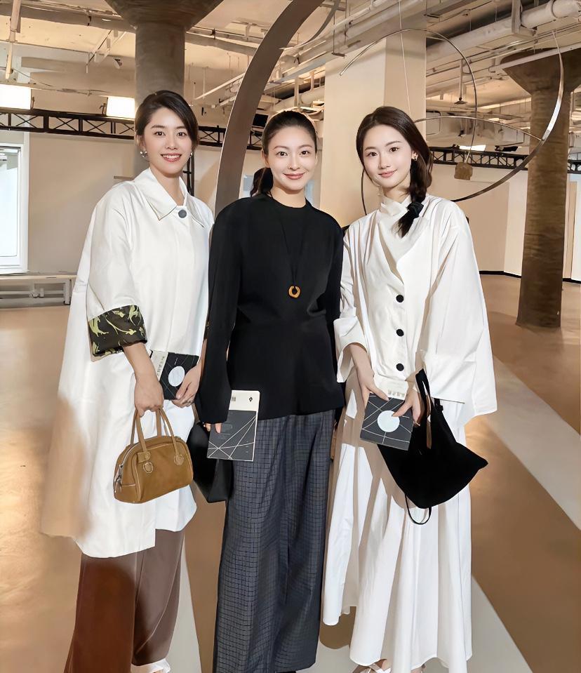 都是美女，站一排这会儿就知道自己选哪个美女了，我喜欢最右边扎辫子。