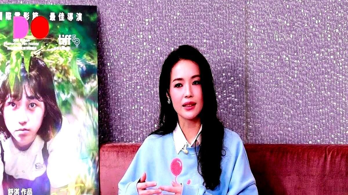 舒淇最近在郑裕玲的访谈里爆料周星驰。舒淇称周星驰拉人聊茶叶不是为剧本，是偷偷