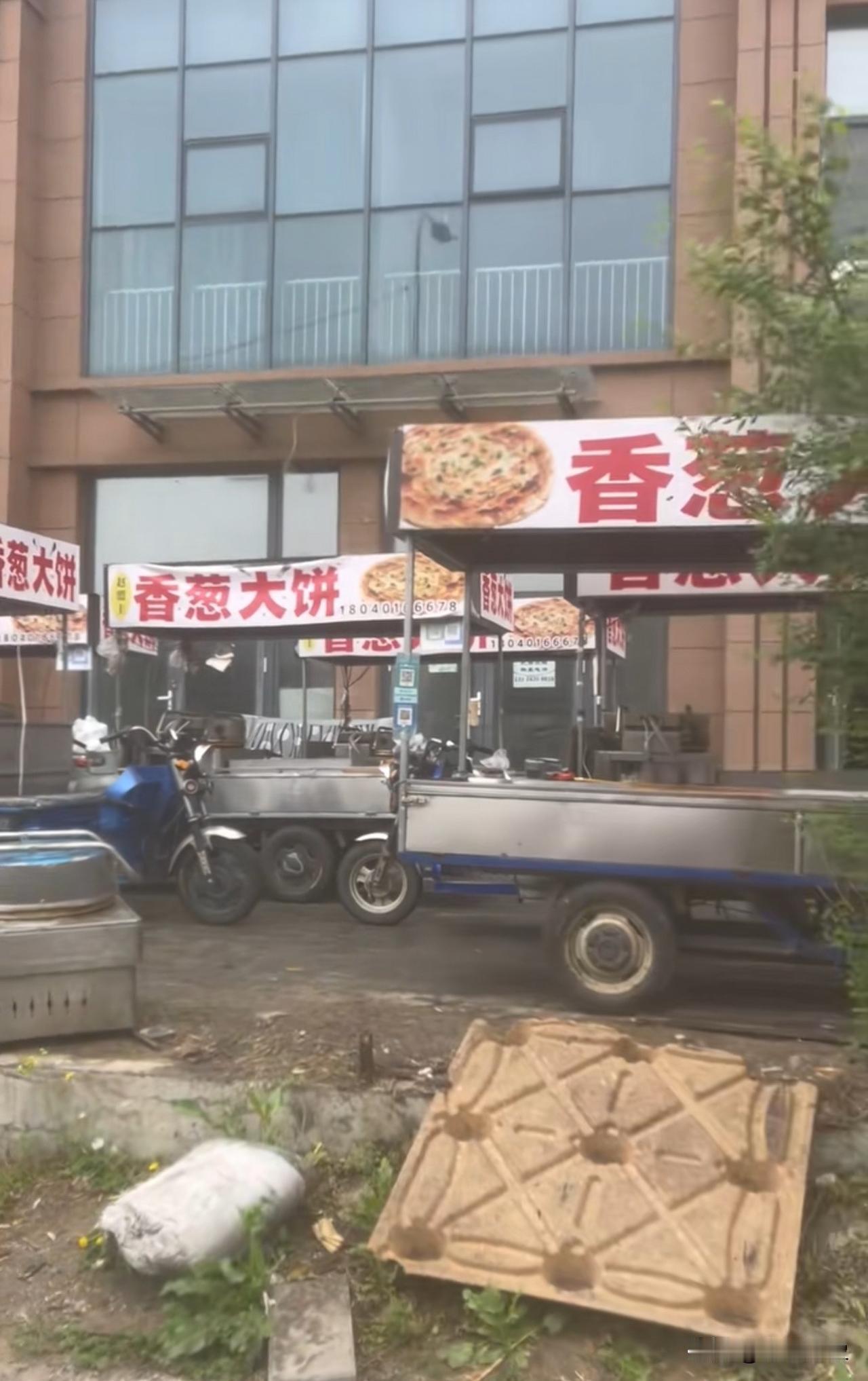 香葱大饼这么受欢迎吗？一条街全是葱油大饼像是组团的[笑着哭]