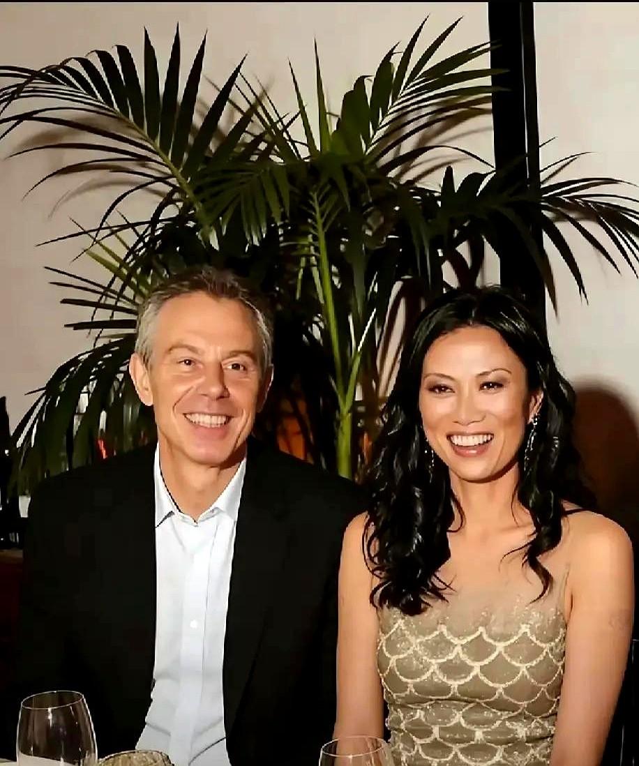 这几张老照片，现在看还是信息量巨大。邓文迪还没跟默多克离呢，办派对时跟英国前