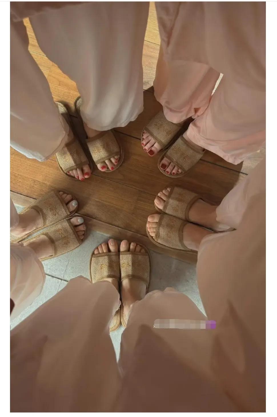 赵露思的脚，你能猜出是哪个吗？