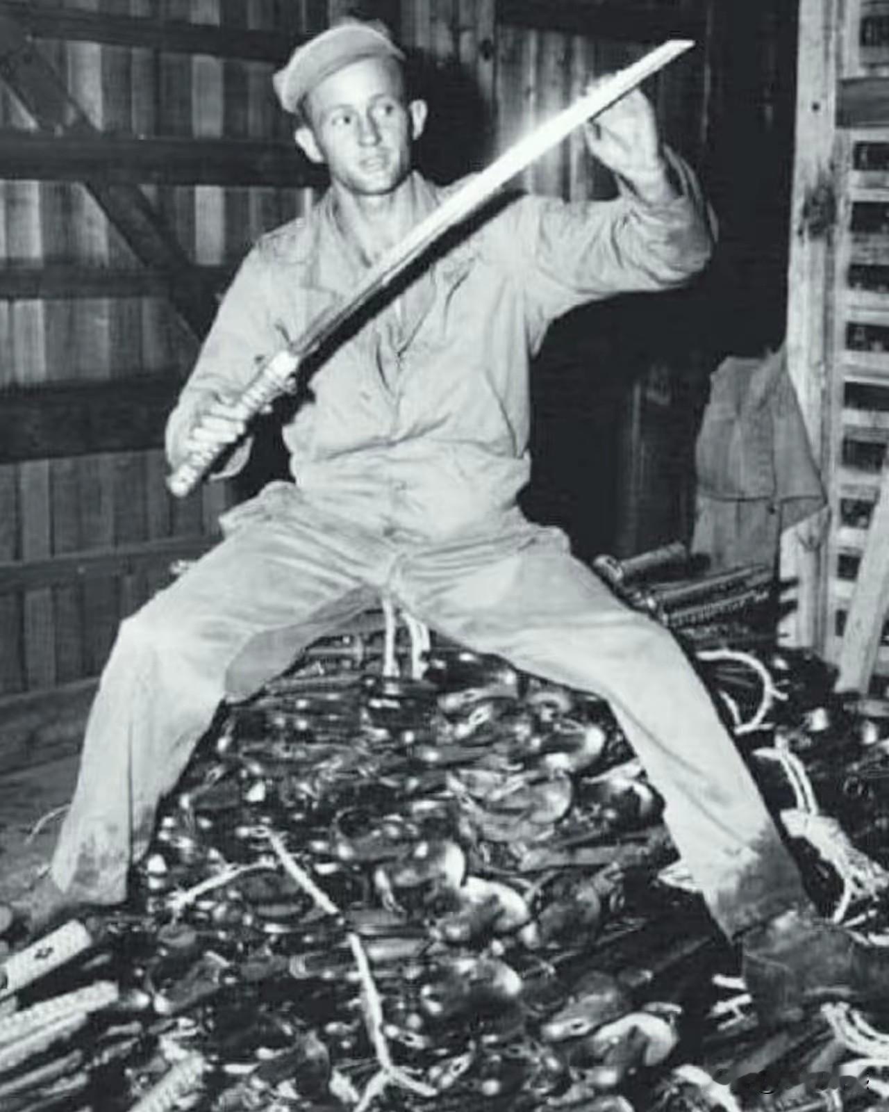 日本鬼子战败投降后，据说它们的军刀都被收缴了，其中美国收缴的数量也是非常大的，在