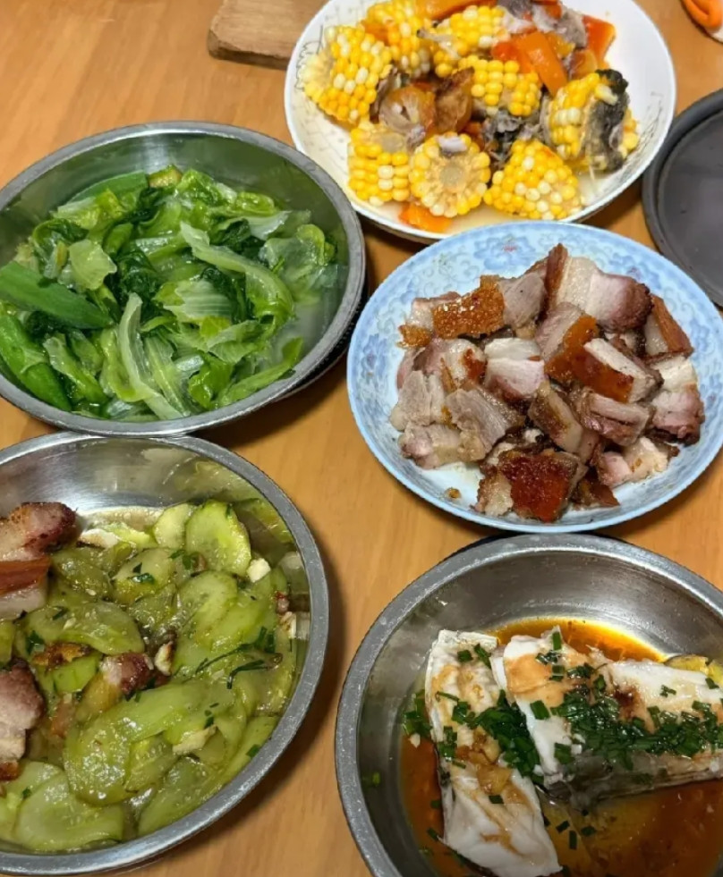 这顿饭成本100块，大家觉得贵不贵