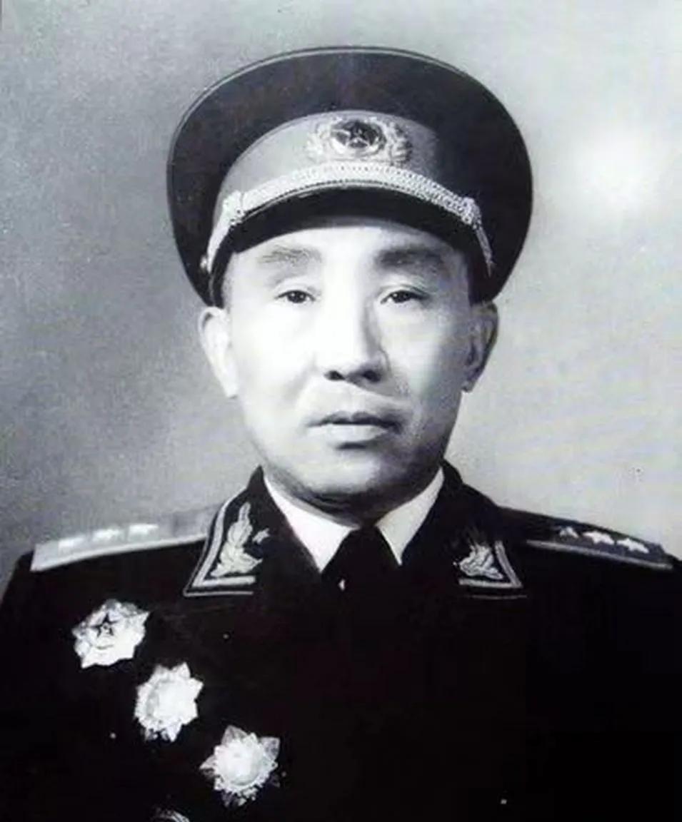 中央红军长征的五个军团十二个师的师长都是了不起的人物。像李聚奎，红1师师长，被授