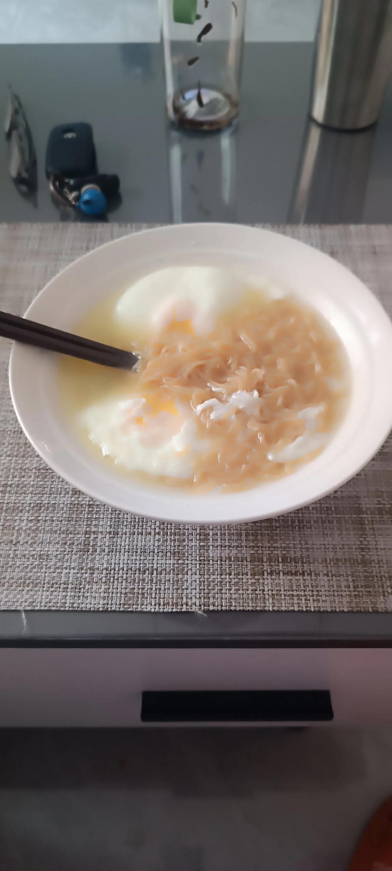 越南方便面煮好了！吃起来比咱这的差远了，简直就是食之无味，弃之可惜！