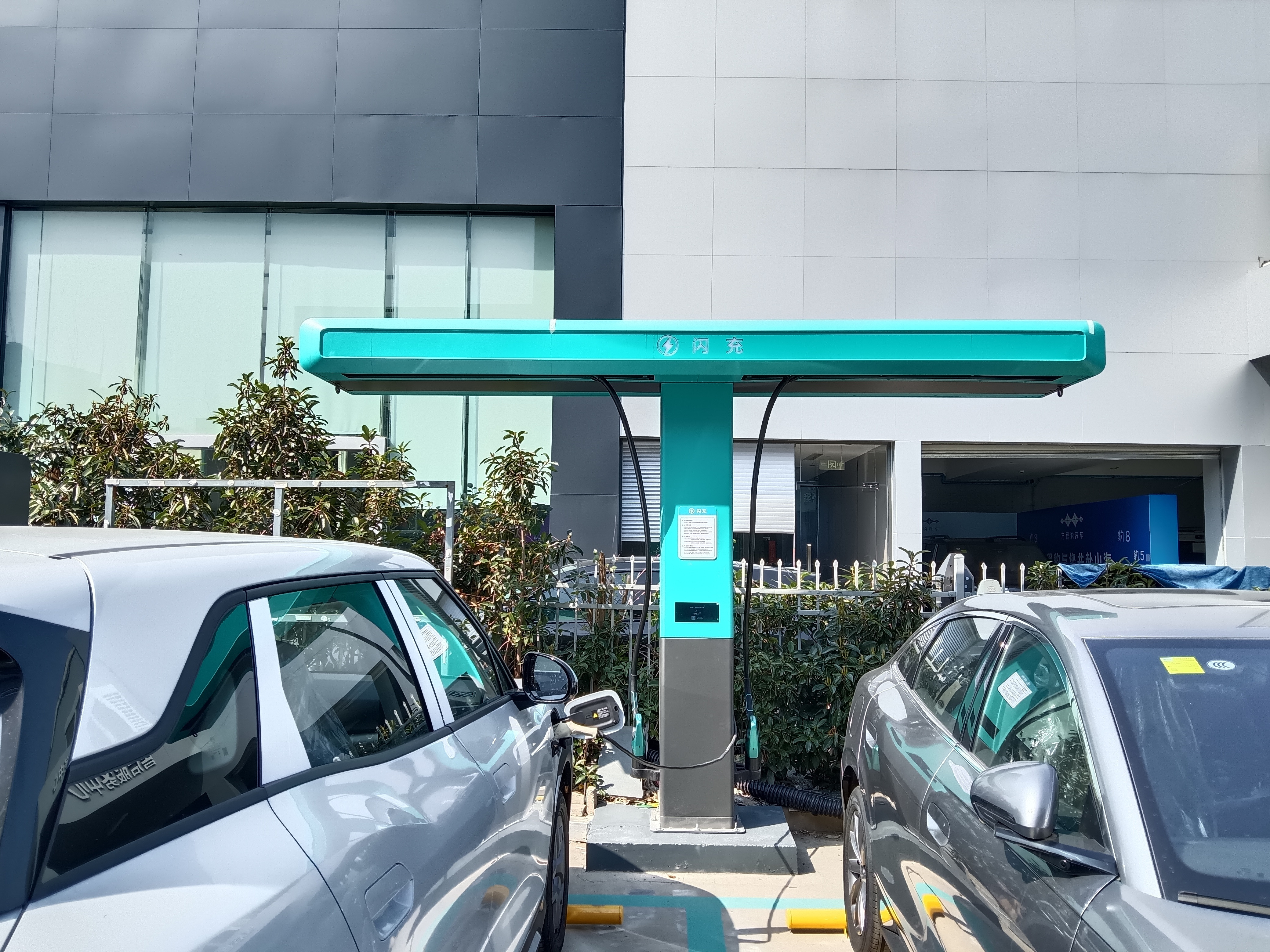 奇怪！比亚迪闪充站竟然看不到明显的比亚迪LOGO，意欲何为？背后藏着王传福的格局