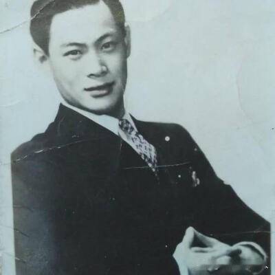 万倚吾原湖北省军训团少将教育长万倚吾（1898--1951），名耀中，湖北黄冈