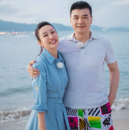 主持人问王新军："秦海璐是不是一个很贤惠的妻子？"王新军说："当年她为了追我，