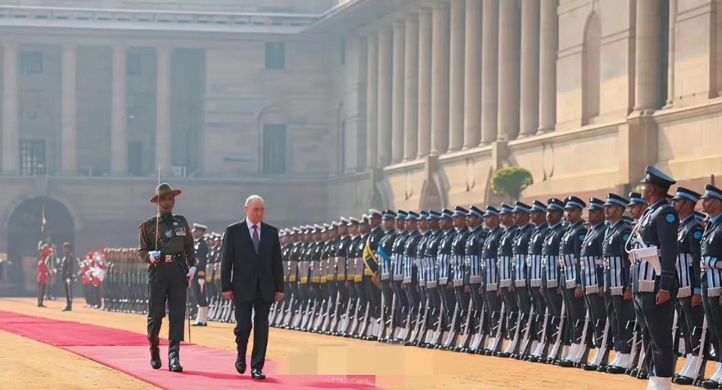 这也太寒酸过度了吧？你要说2块红地毯的新旧程度不一样，从节约的角度来考虑，我