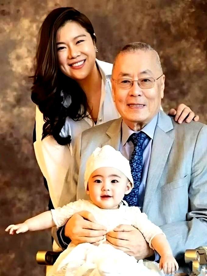 消息出圈时，84岁的刘诗昆抱着小女儿亮相，评论区立马炸了：比张纪中还猛。75岁