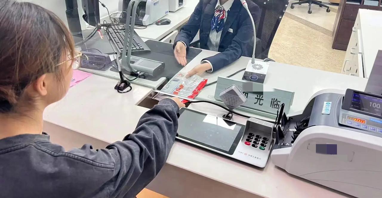 谁对谁错？青科之声8月13日报道，湖南常德，一储户在银行下班前6分钟赶到网点，要