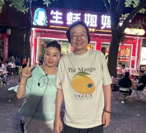 屏幕上看着一般般，真人巨帅。[点赞][点赞][点赞]