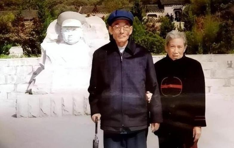 1995年，许光，也就是许世友之子，和妻子一起来北京看望女儿，却对她说：“我们不