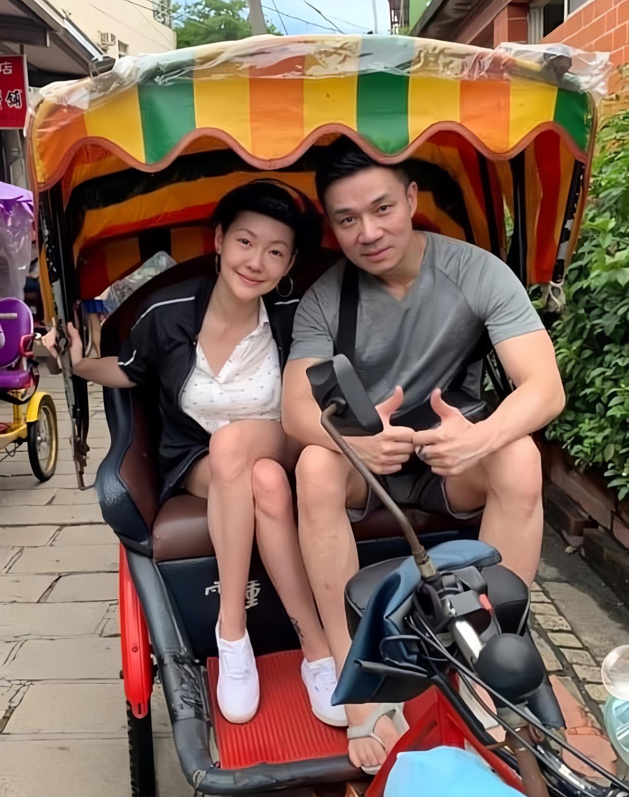 其实小S和老公许雅钧早年真的很恩爱，刚结婚那几年，他还经常在微博分享两人甜蜜日常